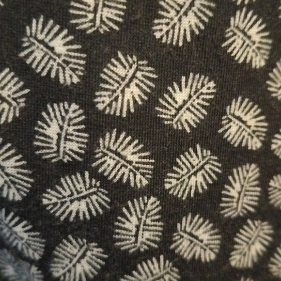 H&M Black and White V Neck Top Size Medium - Picture 3 of 3